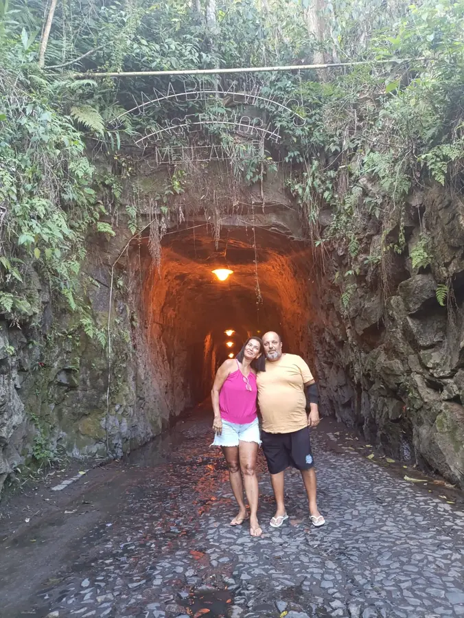 Grupo atravessando túnel turístico