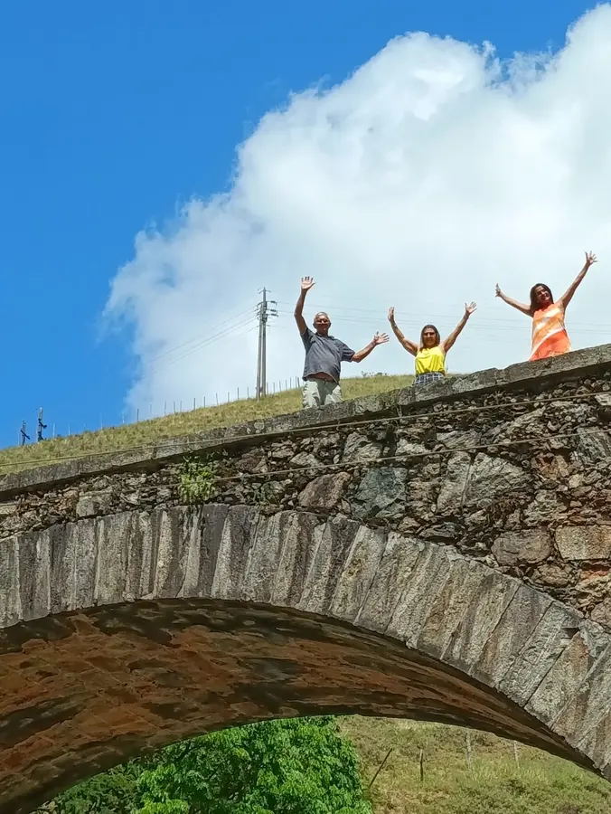 Passageiros aproveitando juntos um passeio da Cristour